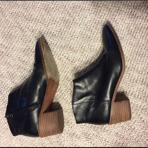 Justine boot from Madewell in true black leather.